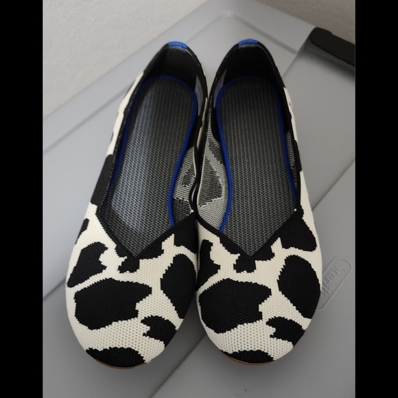Womens size 9 cow print flats flexible stretch shoes black and white - Picture 2 of 5